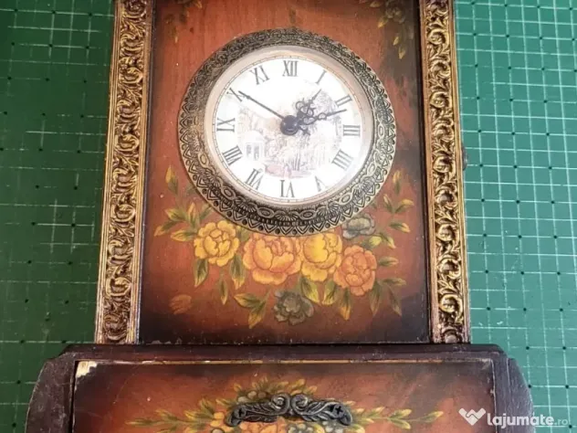 Ceas decorativ vintage din lemn cu sertar – stil rustic, funcțional