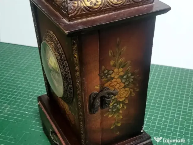 Ceas decorativ vintage din lemn cu sertar – stil rustic, funcțional