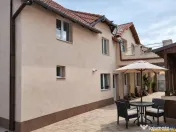 Casa stil sasesc cu garsoniera, garaj, curte, gradina, Bod, 