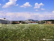 Teren intravilan generos + 2 case – 15.277 mp, front 30 m, 