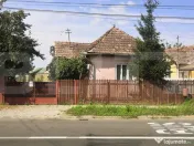 Teren intravilan generos + 2 case – 15.277 mp, front 30 m, 