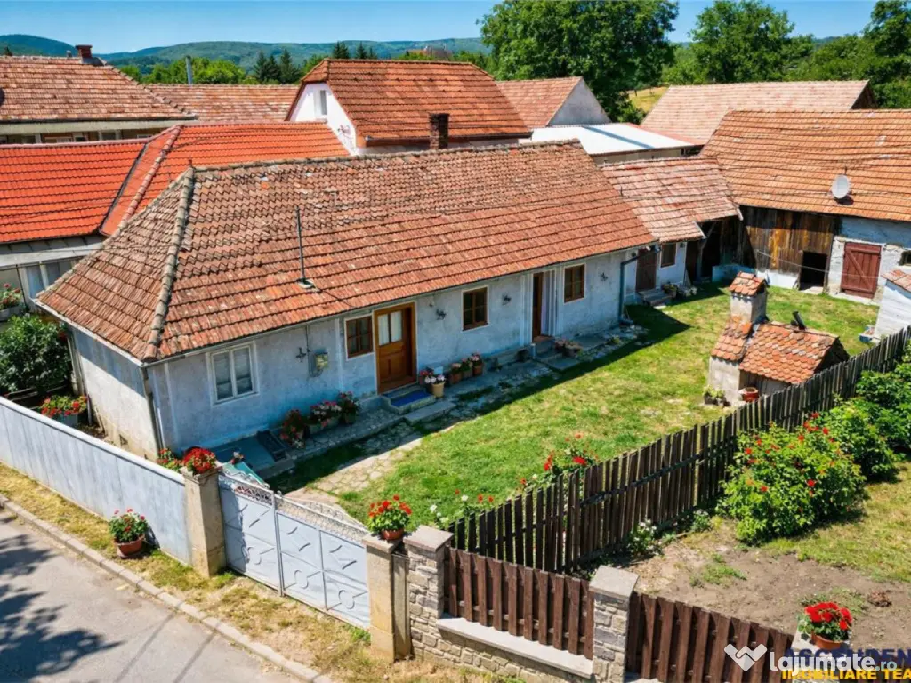 Casa traditionala din lemn, cu sura din piatra, Arcus, Covas