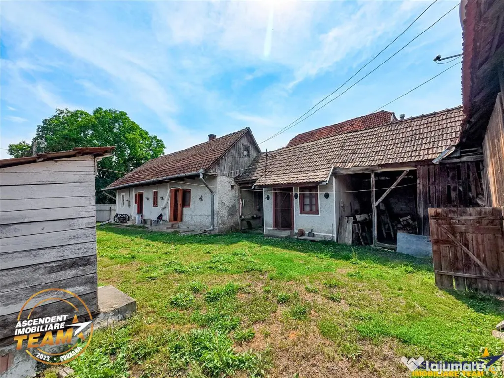 Casa traditionala din lemn, cu sura din piatra, Arcus, Covas