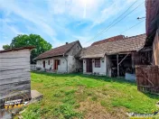Casa traditionala din lemn, cu sura din piatra, Arcus, Covas 