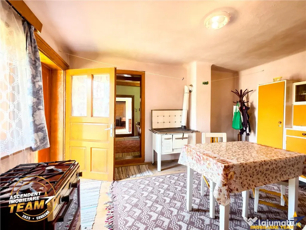 Casa traditionala din lemn, cu sura din piatra, Arcus, Covas