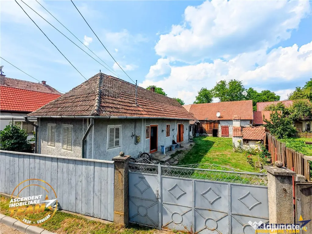 Casa traditionala din lemn, cu sura din piatra, Arcus, Covas