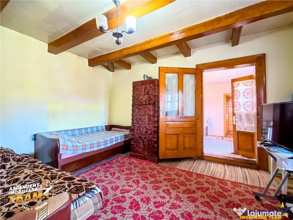 Casa traditionala din lemn, cu sura din piatra, Arcus, Covas