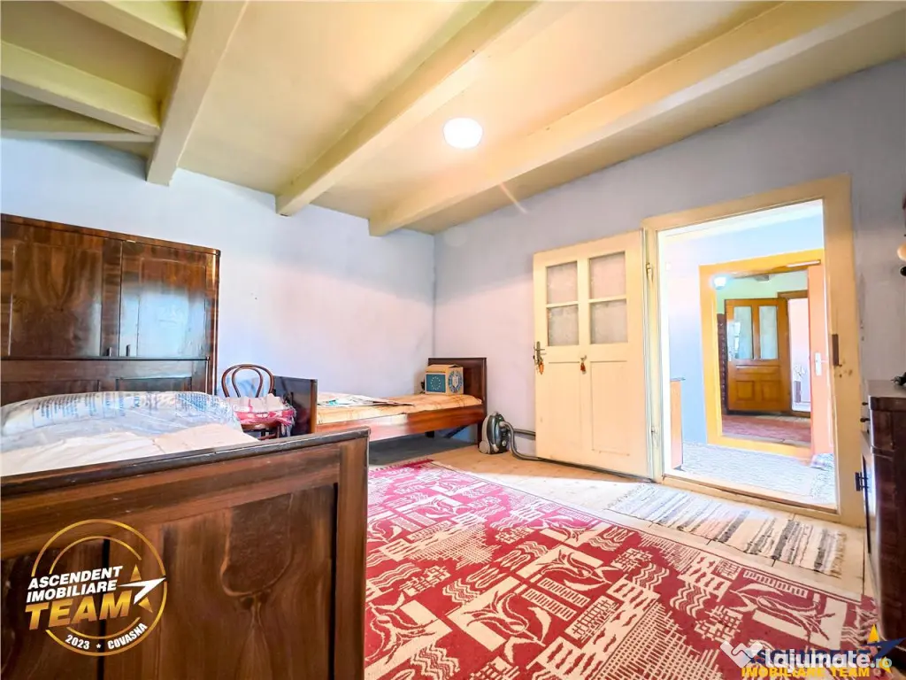 Casa traditionala din lemn, cu sura din piatra, Arcus, Covas