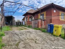 Casa modesta, 651 mp teren, zona Romanesti
