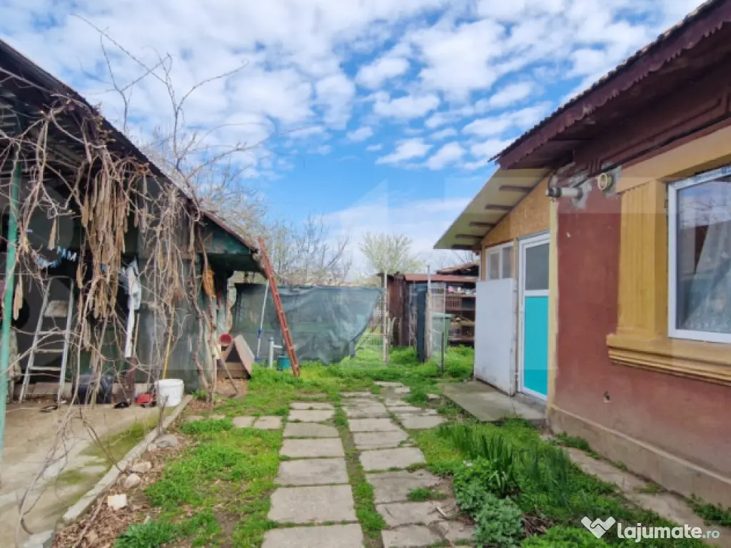 Casa modesta, 651 mp teren, zona Romanesti