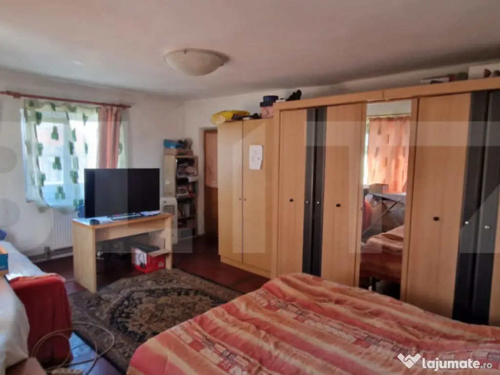 Casa modesta, 651 mp teren, zona Romanesti