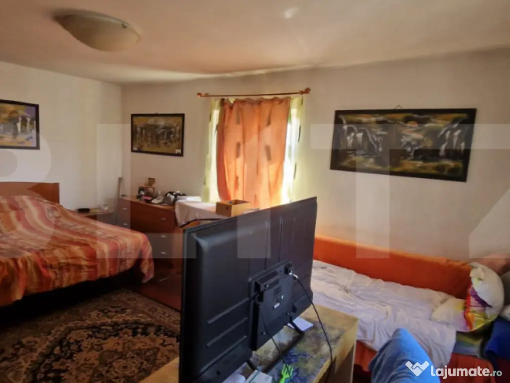 Casa modesta, 651 mp teren, zona Romanesti