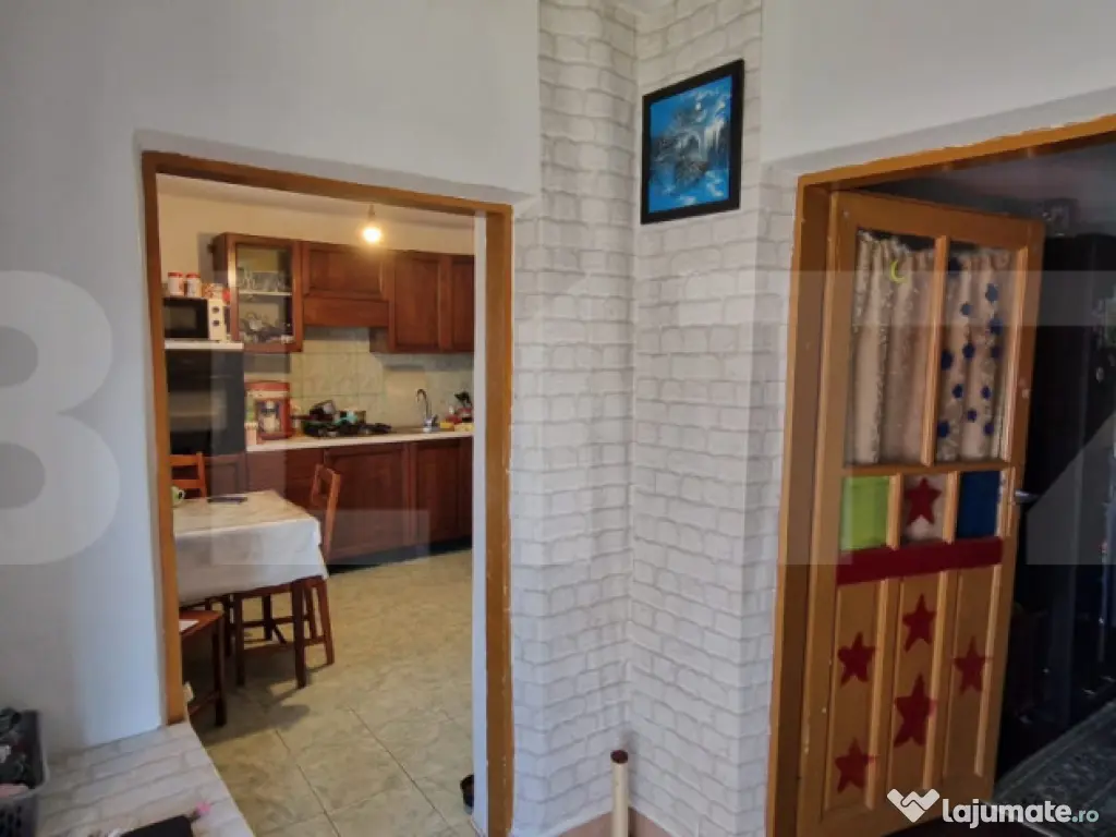 Casa modesta, 651 mp teren, zona Romanesti