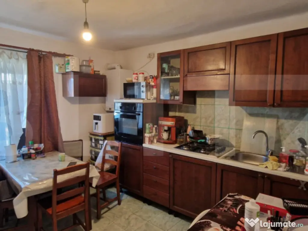 Casa modesta, 651 mp teren, zona Romanesti