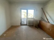 Racadau - Garsoniera cu extindere la mansarda, spatioasa, de renovat! 