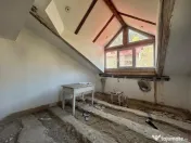 Racadau - Garsoniera cu extindere la mansarda, spatioasa, de renovat! 