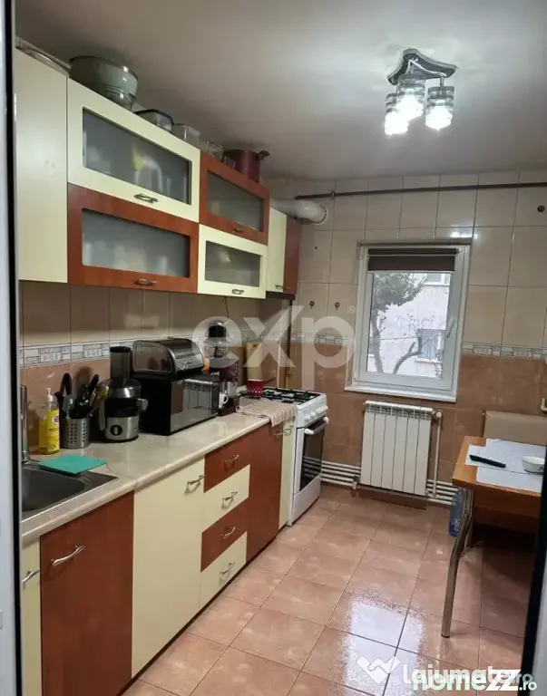De vanzare apartament 3 camere decomandate, 70 m², et.1, zo