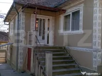 Casă spațioasă cu teren generos, de 3000 mp și priveliș