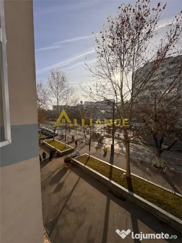{Aparatorii Patriei} Apartament cu 3 camere, decomandat - 74