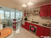 Apartament 3 camere de vanzare, situat in zona Far 