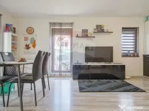 Apartament cu 3 camere de vânzare în zona Tractorul