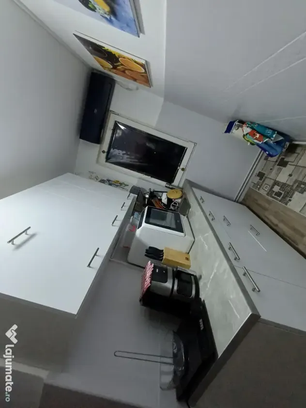 Vând apartament 3 camere Dâmbul Pietros