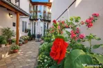 Pe incantare florala, casa cu 5 camere, curte individuala -