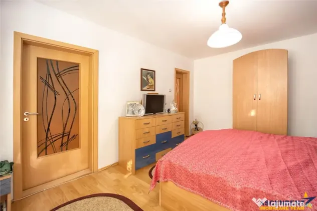 Pe incantare florala, casa cu 5 camere, curte individuala -