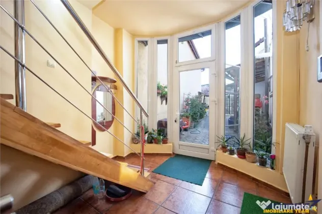 Pe incantare florala, casa cu 5 camere, curte individuala -