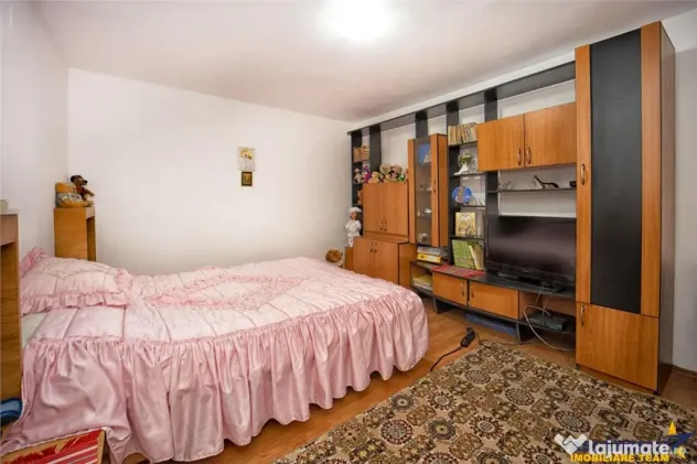 Pe incantare florala, casa cu 5 camere, curte individuala -