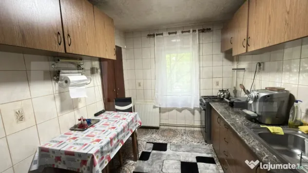 Apartament cu 3 camere, etaj 2 – Micro 16, zonă excelent?
