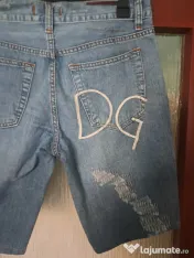 pantalon scurt plus un tricou 