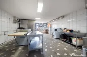 Spațiu de producție cu dotări complete: brutărie, pat... 