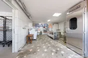 Spațiu de producție cu dotări complete: brutărie, pat... 