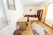 Corp de casă renovat, curte comună – Str. Lungă, Brașo