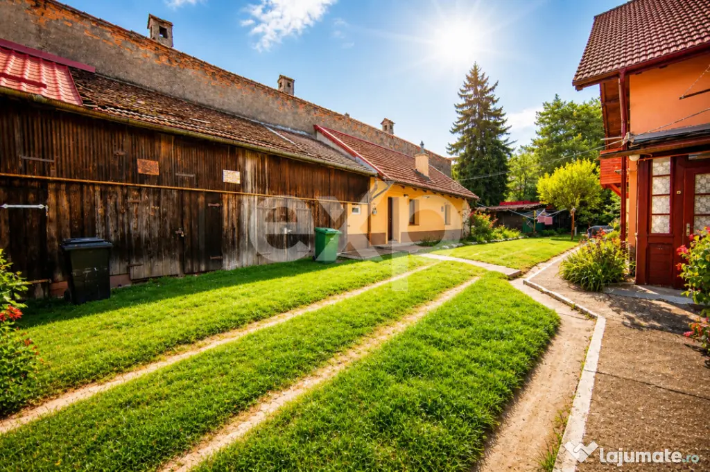 Corp de casă renovat, curte comună – Str. Lungă, Brașo