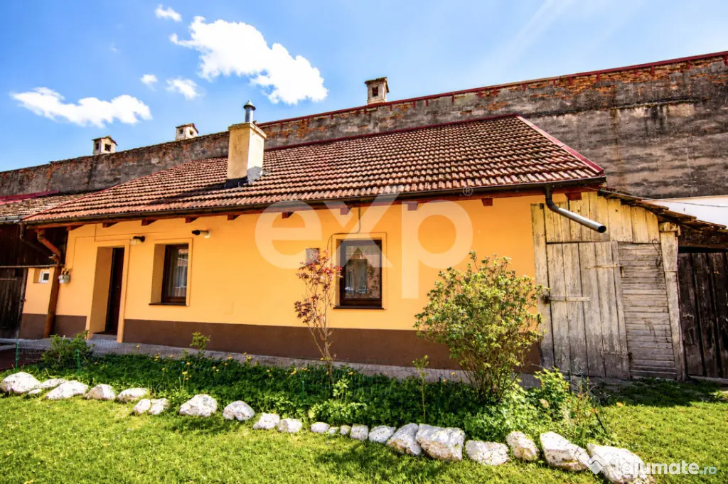Corp de casă renovat, curte comună – Str. Lungă, Brașo
