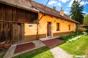 Corp de casă renovat, curte comună – Str. Lungă, Brașo 