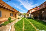 Corp de casă renovat, curte comună – Str. Lungă, Brașo 