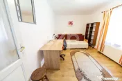 Corp de casă renovat, curte comună – Str. Lungă, Brașo 