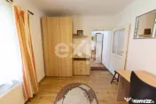 Corp de casă renovat, curte comună – Str. Lungă, Brașo 