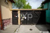 Corp de casă renovat, curte comună – Str. Lungă, Brașo 