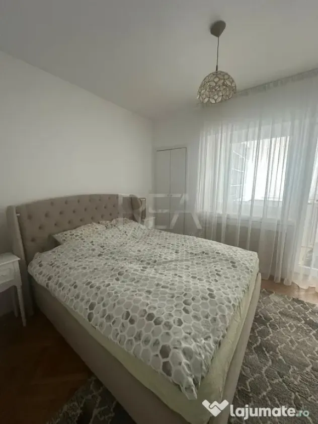 Apartament 3 camere Sala Palatului +pod , aporape de metrou