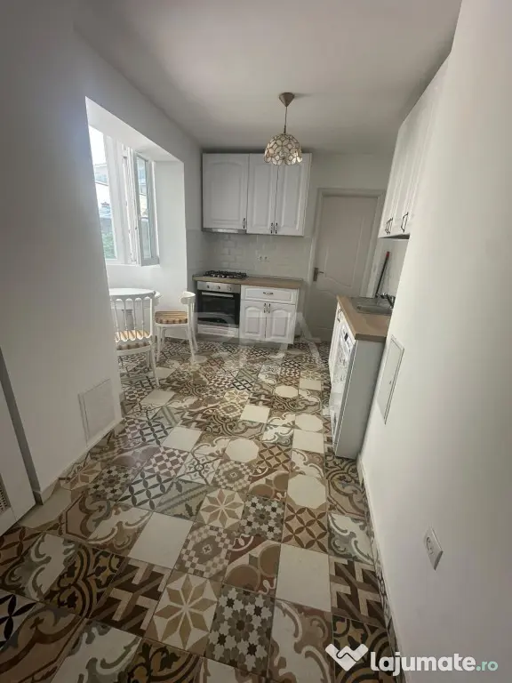 Apartament 3 camere Sala Palatului +pod , aporape de metrou