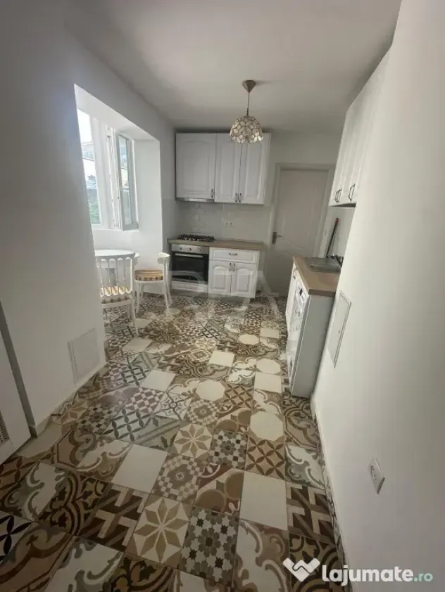 Apartament 3 camere Sala Palatului +pod , aporape de metrou