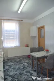 Azuga-Apartament cu trei camere -parter 