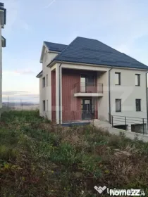 Vilă D+P+E+M și teren în zonă de lux a Dezmirului!