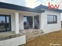 Casă parter, construcție solidă, teren generos – Cârce 