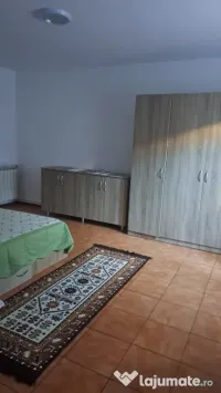 Închiriez garsoniera 40mp la CURTE. 