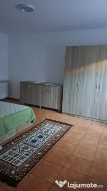 Închiriez garsoniera 40mp la CURTE.